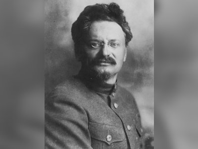 Leon Trotsky: A Documentary Biography - moreshet.com
