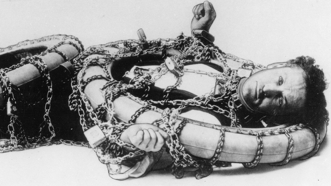 Harry Houdini: The Master of Escape and Illusion - moreshet.com