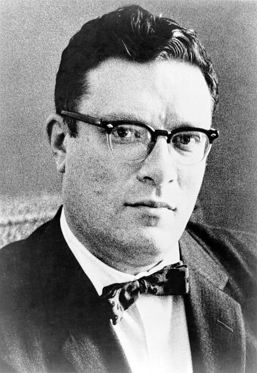 Isaac Asimov: A Pioneer in Science Fiction and Biochemistry - moreshet.com